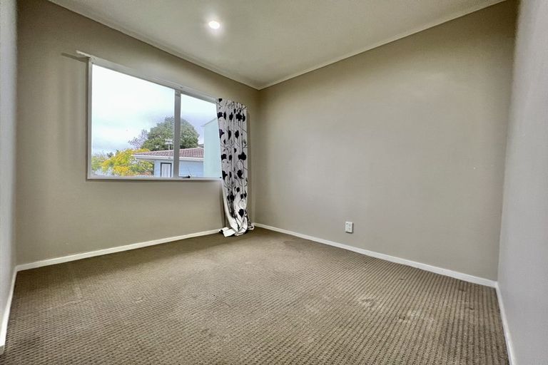 Photo of property in 4 Fernhaven Place, Massey, Auckland, 0614