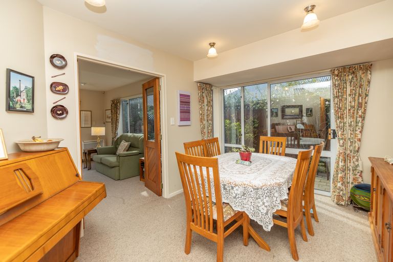 Photo of property in 2 Pentavon Lane, Avonhead, Christchurch, 8042