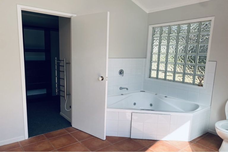 Photo of property in 23 Gibbs Crescent, Red Hill, Papakura, 2110