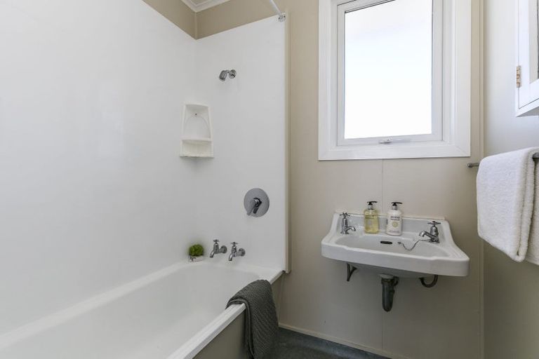 Photo of property in 55u2 Apu Crescent, Lyall Bay, Wellington, 6022