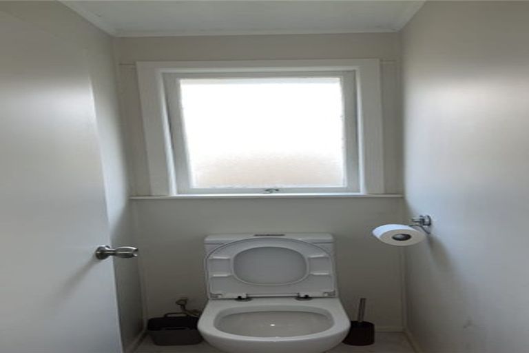 Photo of property in 31 Dawnhaven Drive, Te Atatu Peninsula, Auckland, 0610