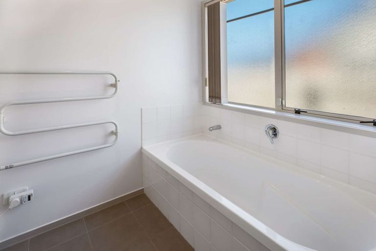 Photo of property in 20 Mandalay Place, Waiuku, 2123