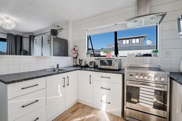 Photo of property in 57a Wade River Road, Stanmore Bay, Whangaparaoa, 0932