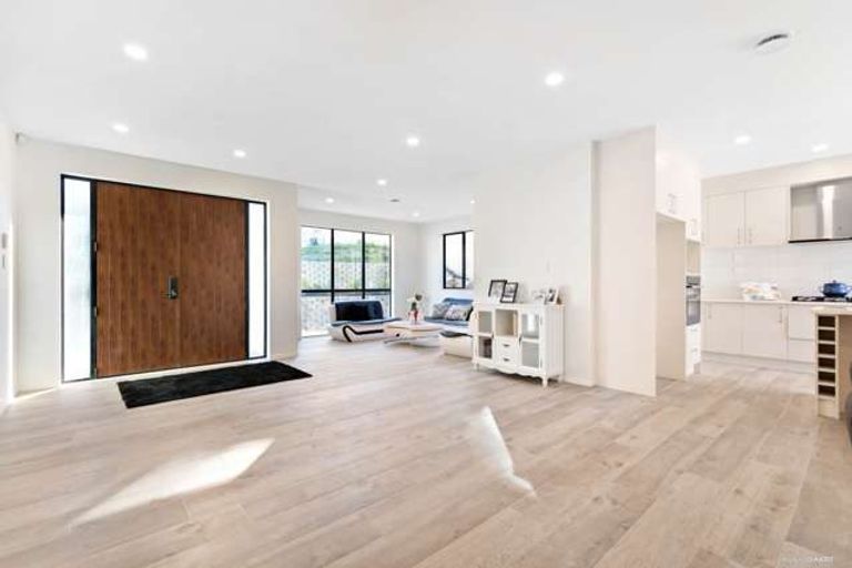 Photo of property in 16 Mantra Road, Massey, Auckland, 0614