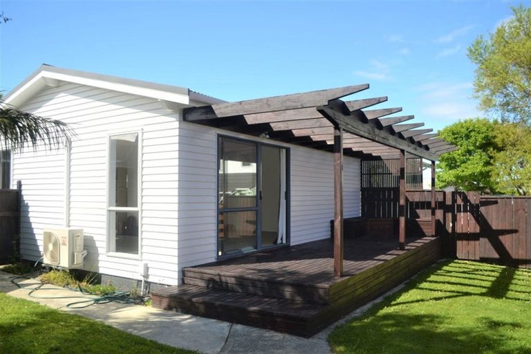 Photo of property in 21 Kingsbridge Place, Newlands, Wellington, 6037