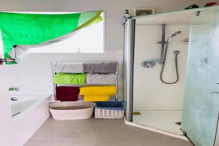 Photo of property in 10 Mirovale Place, Totara Vale, Auckland, 0629