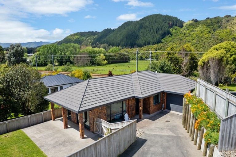 Photo of property in 7 Lambert Way, Paraparaumu, 5032