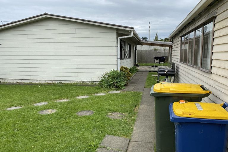 Photo of property in 17 Huruhuru Road, Massey, Auckland, 0614