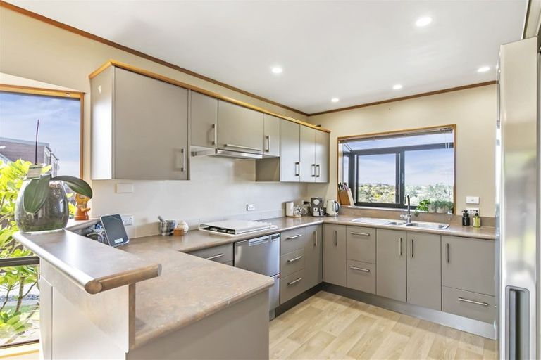 Photo of property in 14 Rifleman Rise, Unsworth Heights, Auckland, 0632