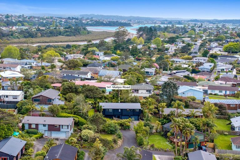 Photo of property in 141 Matipo Road, Te Atatu Peninsula, Auckland, 0610