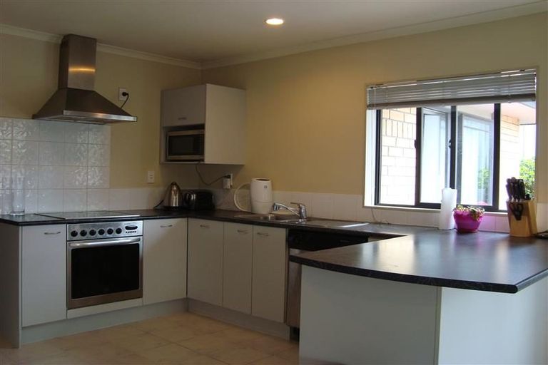 Photo of property in 25 Peninsula Road, Mangere, Auckland, 2022