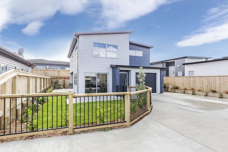 Photo of property in 90c/2 Endeavour Drive, Whitby, Porirua, 5024