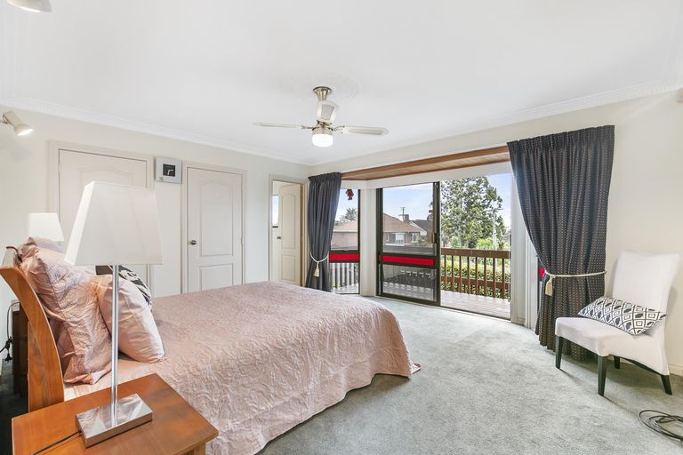 Photo of property in 1a Eastglen Road, Glen Eden, Auckland, 0602
