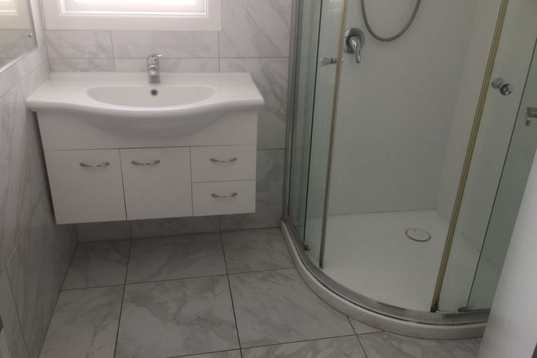 Photo of property in 28 Edwards Avenue, Henderson, Auckland, 0610