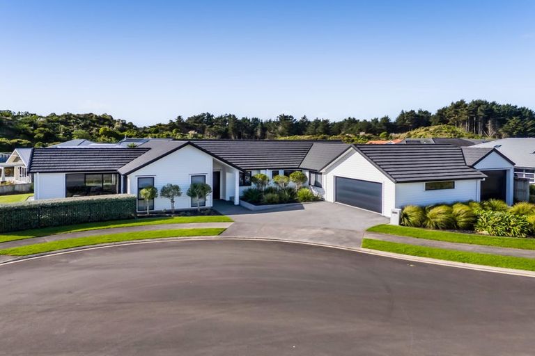 Photo of property in 6 Pebble Beach Court, Waiwhakaiho, New Plymouth, 4312