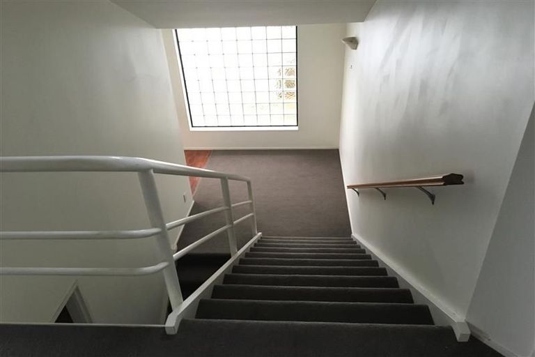 Photo of property in 2/5 Seaford Place, Murrays Bay, Auckland, 0630