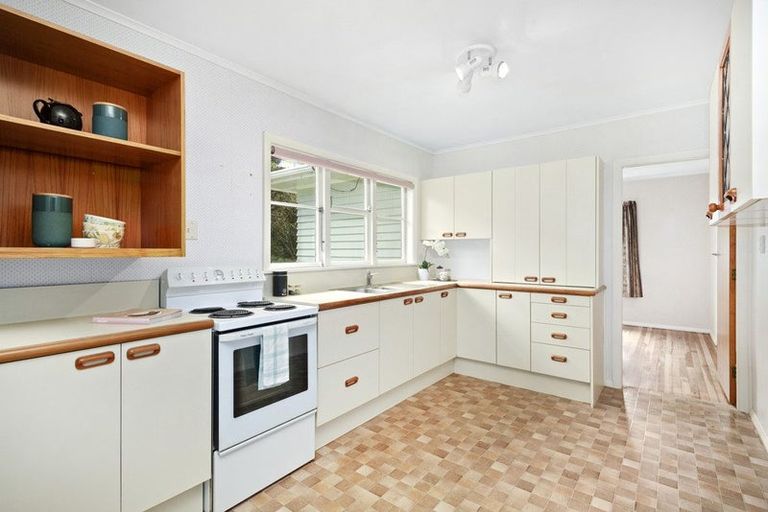 Photo of property in 17 Lane Crescent, Tawa, Wellington, 5028