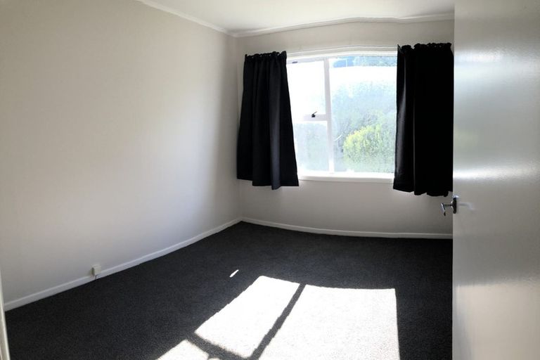 Photo of property in 34 Miles Crescent, Newlands, Wellington, 6037