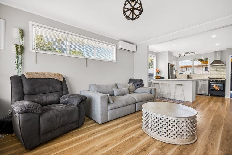 Photo of property in 8 Camphora Place, Ranui, Auckland, 0612