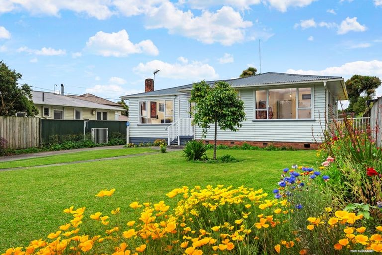 Photo of property in 12 Alan Avenue, Henderson, Auckland, 0610