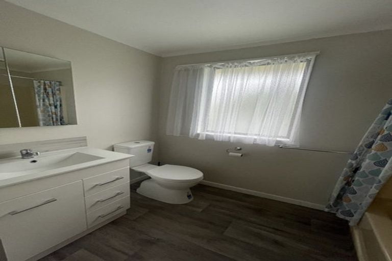 Photo of property in 17 Glen Close, Glen Eden, Auckland, 0602