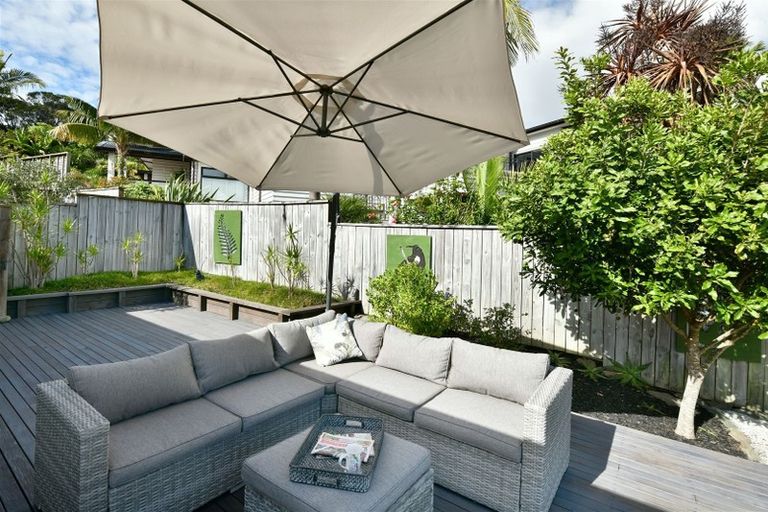 Photo of property in 12 Tawhana Crescent, Red Beach, 0932