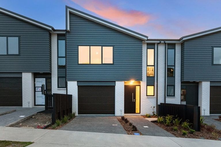 Photo of property in 32 Oakum Road, Whitby, Porirua, 5024