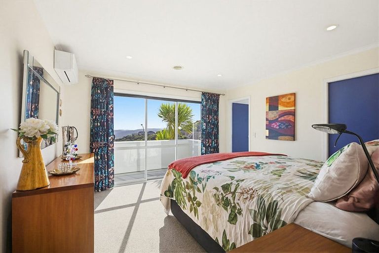 Photo of property in 3 Greenstone Place, Aotea, Porirua, 5024
