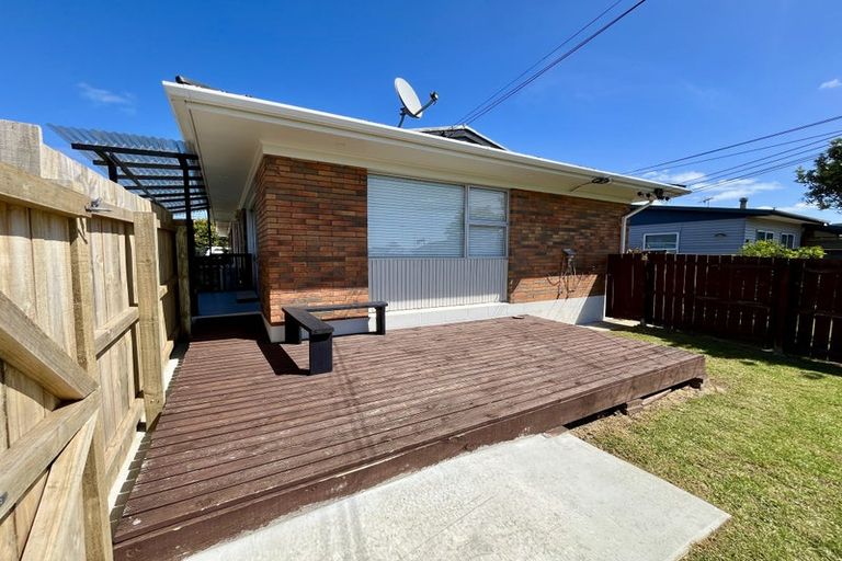 Photo of property in 1/101 Mcleod Road, Te Atatu South, Auckland, 0610