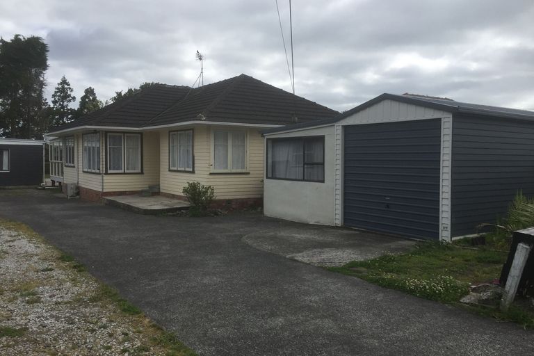 Photo of property in 28 Edwards Avenue, Henderson, Auckland, 0610