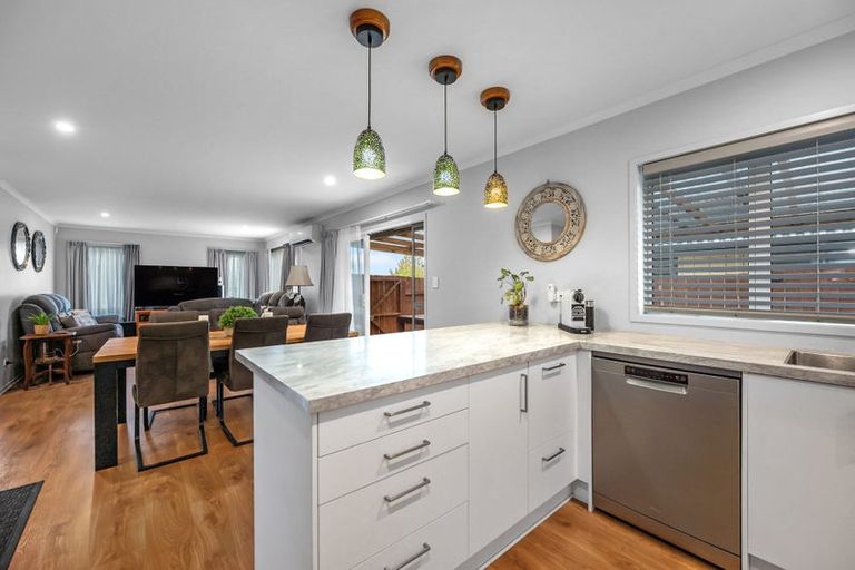 Photo of property in 5 Minerva Avenue, Helensville, 0800