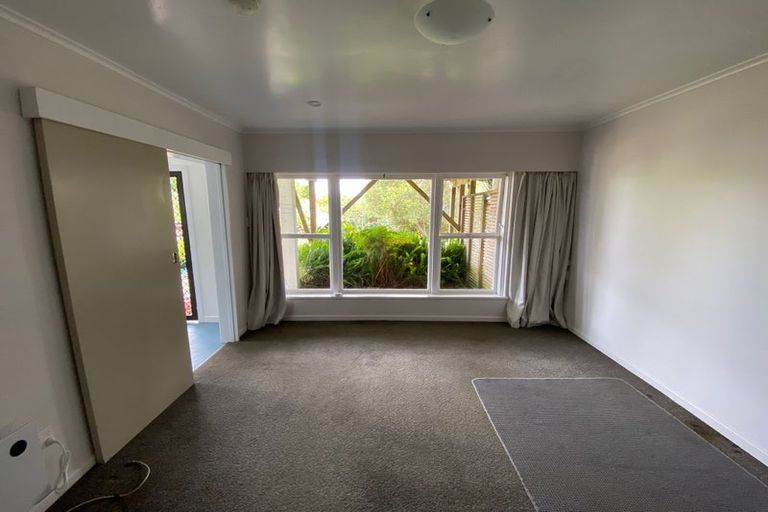 Photo of property in 6 Rewarewa Road, Te Atatu Peninsula, Auckland, 0610