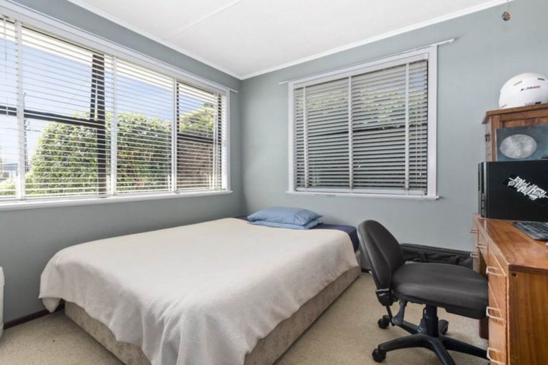 Photo of property in 24 School Road, Te Atatu South, Auckland, 0610