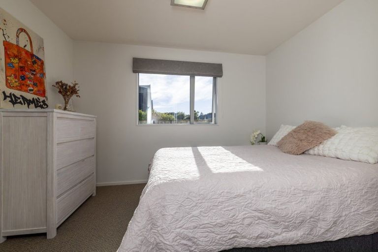 Photo of property in 21 Metzenthin Close, Raumati South, Paraparaumu, 5032