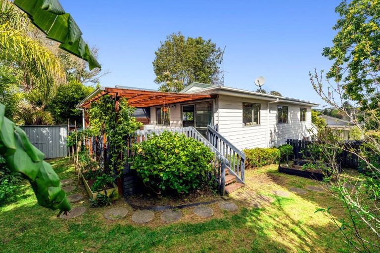 Photo of property in 2/8 Tallington Crescent, Torbay, Auckland, 0630