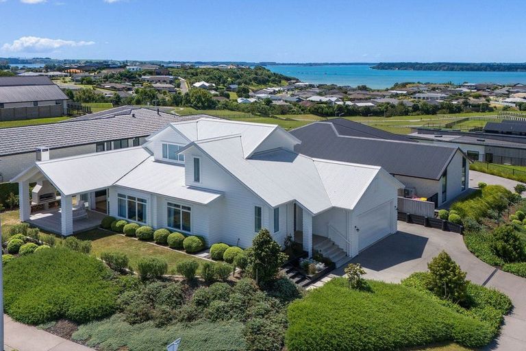 Photo of property in 2 Goldstone Place, Omokoroa, 3114