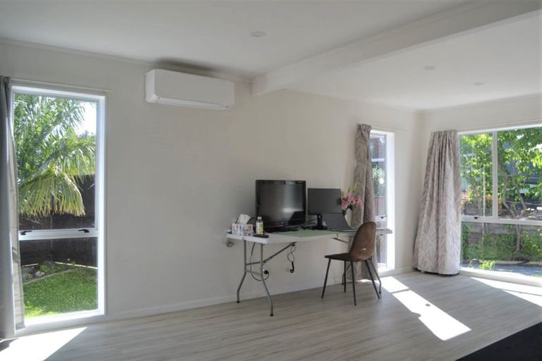 Photo of property in 21 Kingsbridge Place, Newlands, Wellington, 6037