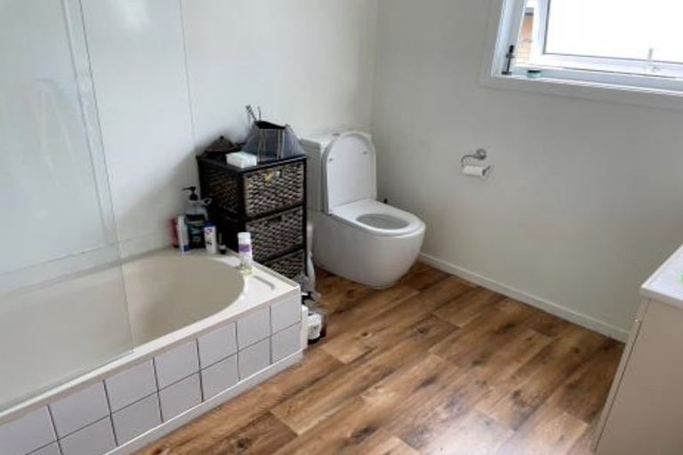 Photo of property in 1/3 Gloria Avenue, Te Atatu Peninsula, Auckland, 0610
