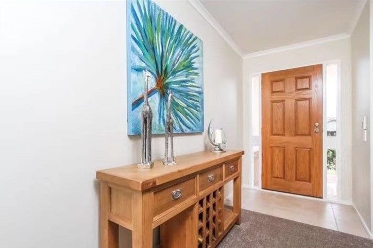 Photo of property in 16 Middlefield Drive, East Tamaki Heights, Auckland, 2016