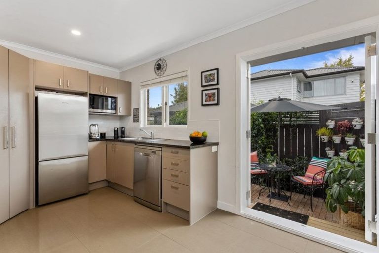 Photo of property in 22 Kervil Avenue, Te Atatu Peninsula, Auckland, 0610