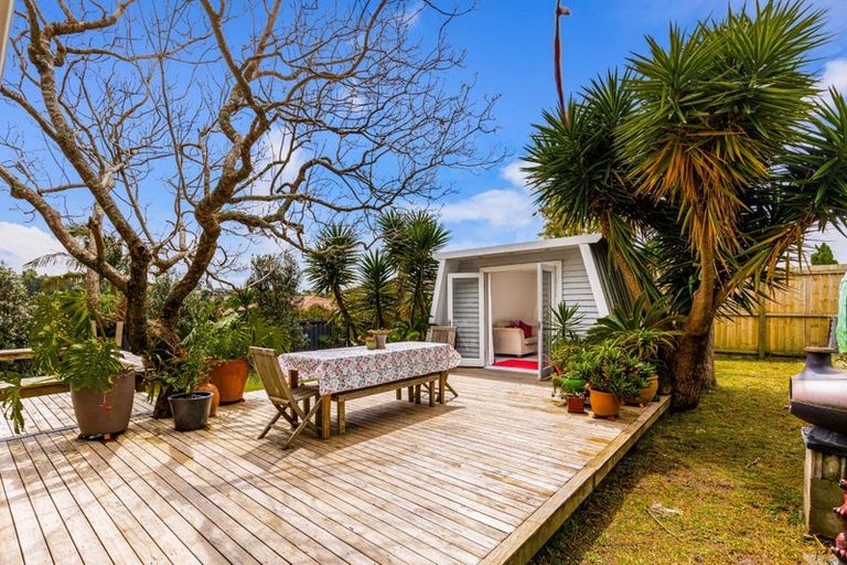 Photo of property in 18 Taioma Crescent, Te Atatu Peninsula, Auckland, 0610