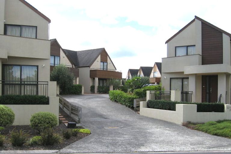 Photo of property in 4-10 Vinograd Drive, Te Atatu Peninsula, Auckland, 0610