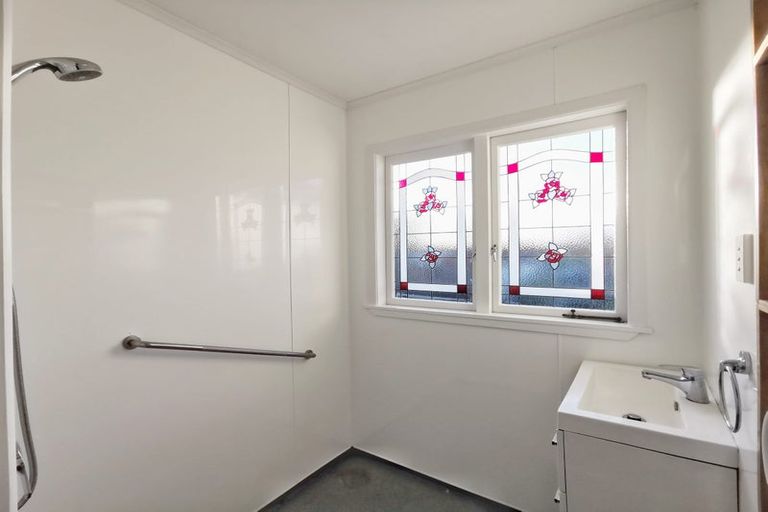 Photo of property in 6 Marlene Avenue, Te Atatu South, Auckland, 0610