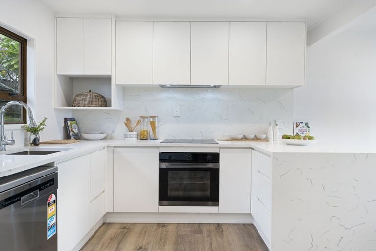 Photo of property in 2/867 Beach Road, Waiake, Auckland, 0630