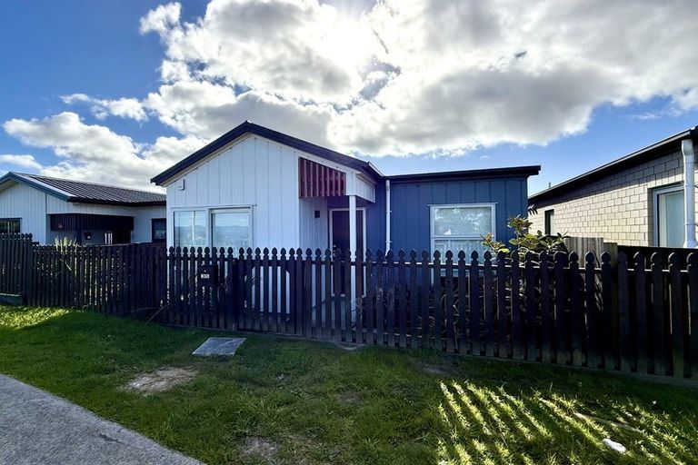 Photo of property in 35 Red Hills Road, Massey, Auckland, 0614