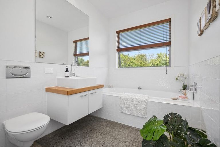 Photo of property in 14 Millbrook Drive, Waiuku, 2683