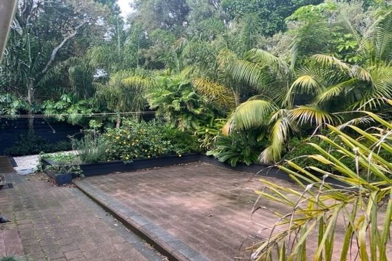 Photo of property in 1/28 Sandown Road, Rothesay Bay, Auckland, 0630