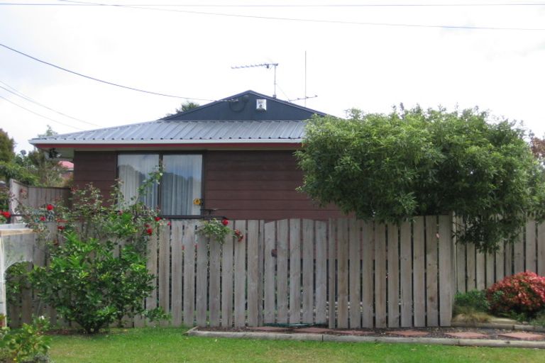 Photo of property in 2/34 Cresta Avenue, Beach Haven, Auckland, 0626