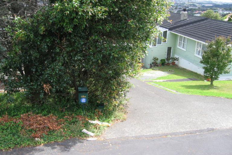 Photo of property in 2/18 Sunset Road, Unsworth Heights, Auckland, 0632