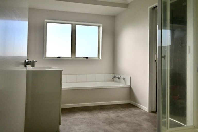 Photo of property in 24 Loughanure Place, Massey, Auckland, 0614